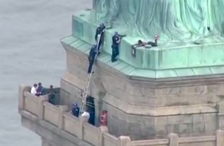 抗議零容忍政策 一女子爬上自由女神像