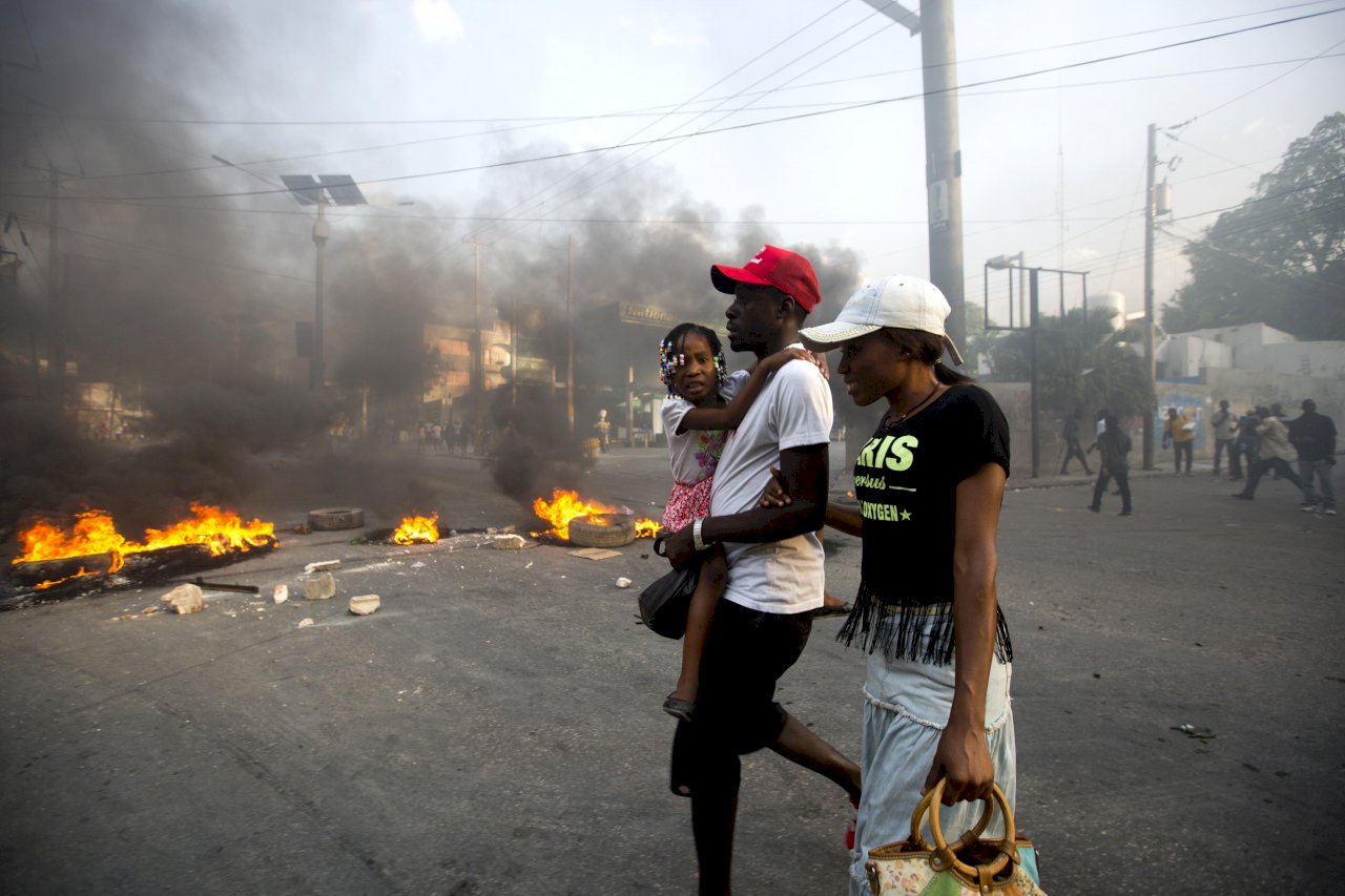 海地動亂第3天 示威者要總統下台全面罷工