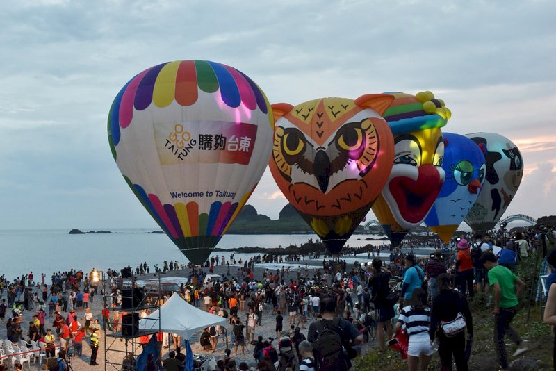 熱氣球嘉年華 上千遊客爭睹八拱破曉美景