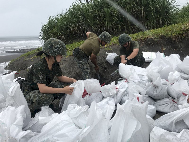 因應颱風 國軍已堆近萬包沙包