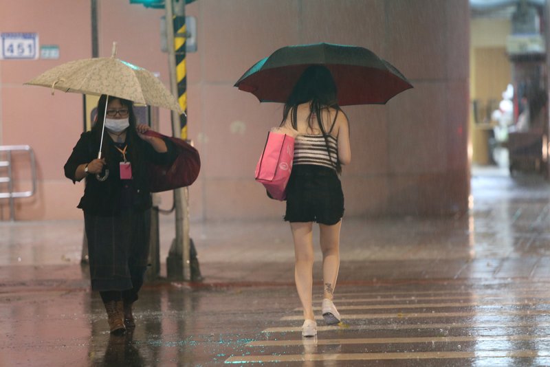 中颱瑪莉亞暴風圈侵台 北台灣雨勢大