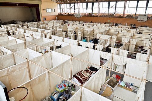 西日本豪雨 避難所將提供災民紙箱床鋪
