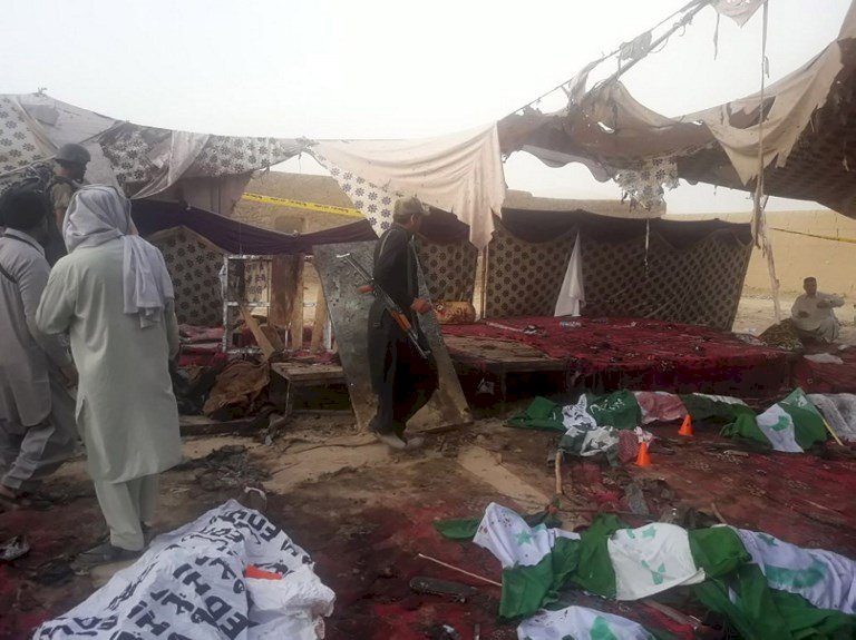 自殺炸彈客闖選舉集會 巴基斯坦128死