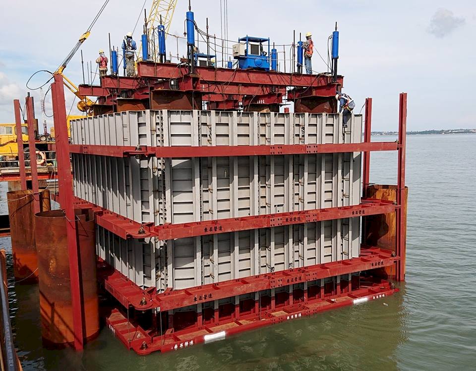 克服海深 金門大橋完成首座鋼箱圍堰基礎