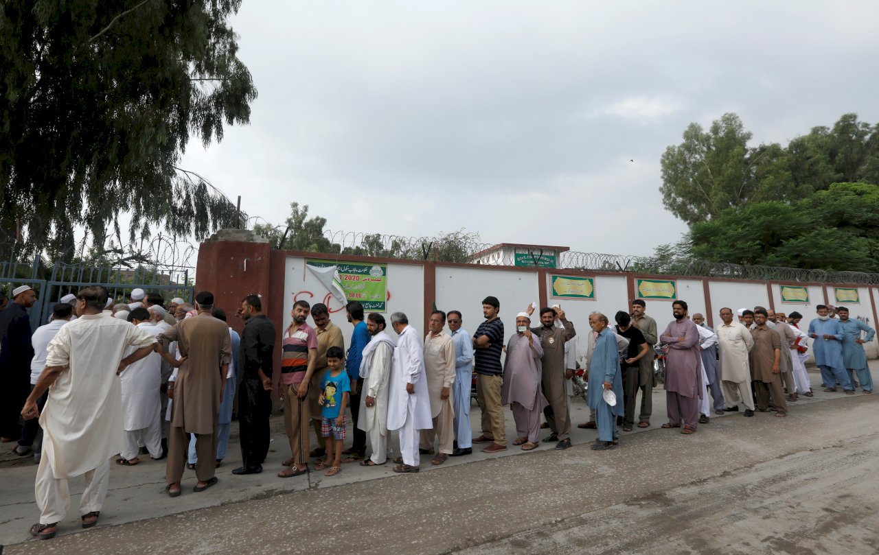 軍方虎視眈眈 巴基斯坦大選爭議中登場