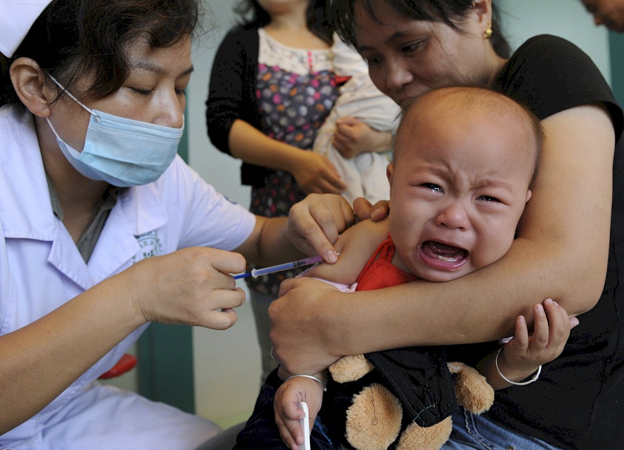 到香港打真疫苗 中國家長蜂擁而至接種滿檔