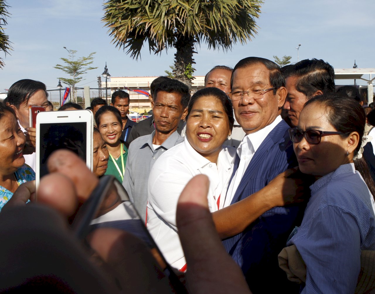 柬強人總理勝選後首度露面 忙跟群眾自拍