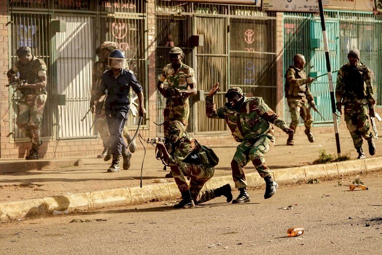 辛巴威首都爆警民衝突 軍方開槍打死1人