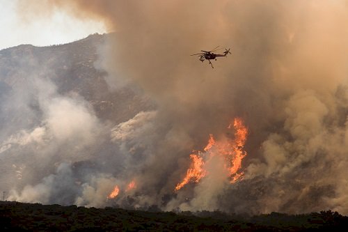 美加州野火進逼退休社區 一萬多人撤離