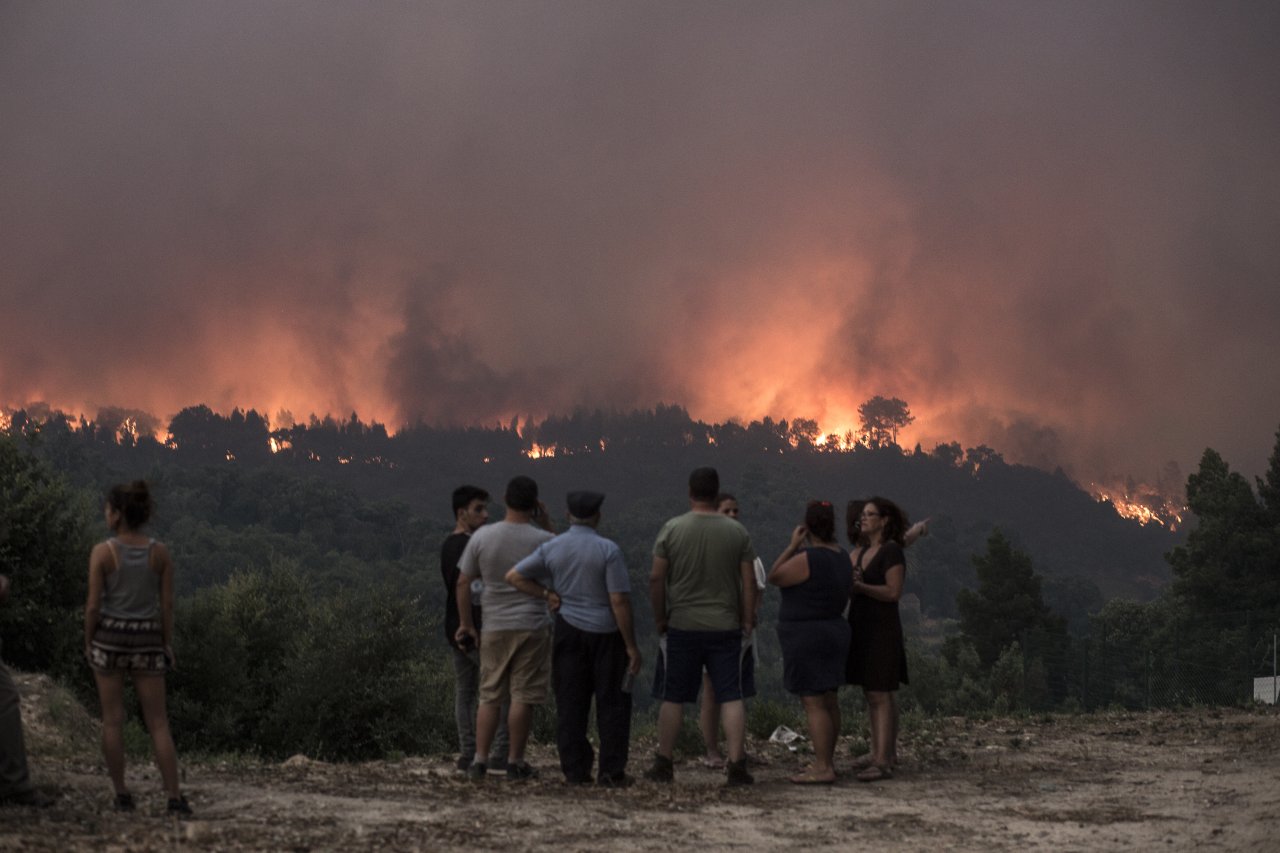 葡萄牙南部野火蔓延 濃厚黑煙遮蔽海灘勝地