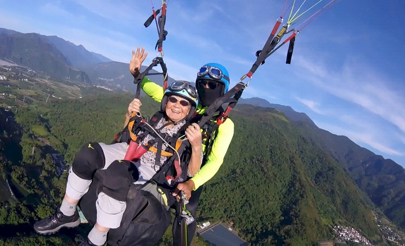 93歲勇嬤搭飛行傘 1千公尺高空玩自拍