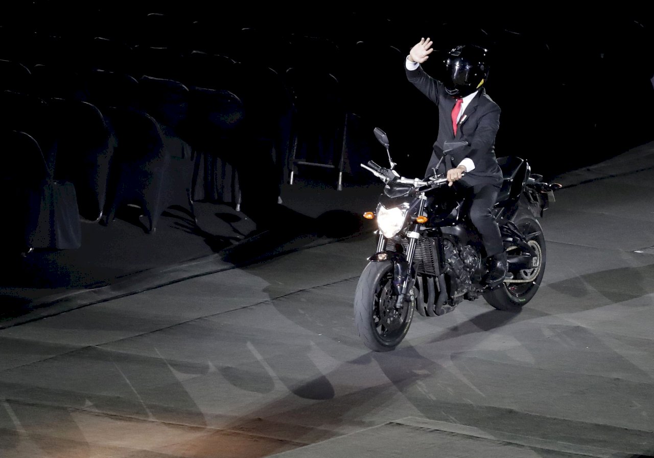快訊：亞運揭幕 印尼總統騎重機帥氣進場