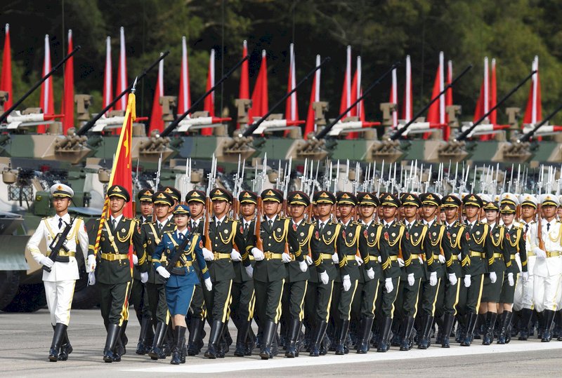 路透：外國使節透露 中國駐港軍力倍增
