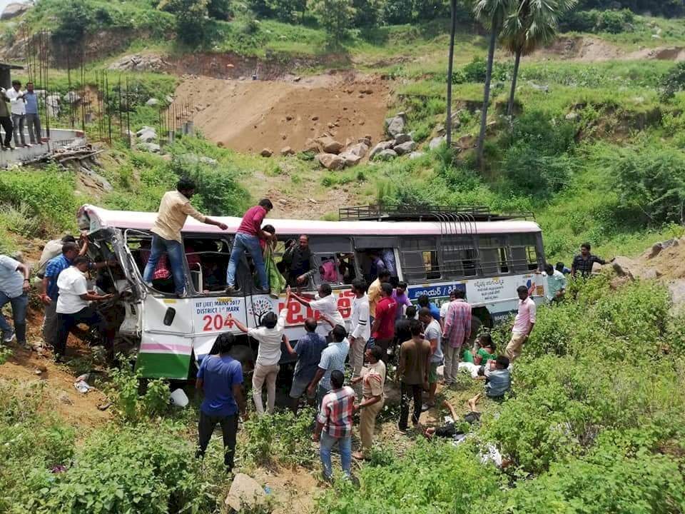 印度巴士嚴重超載墜谷 增至55死