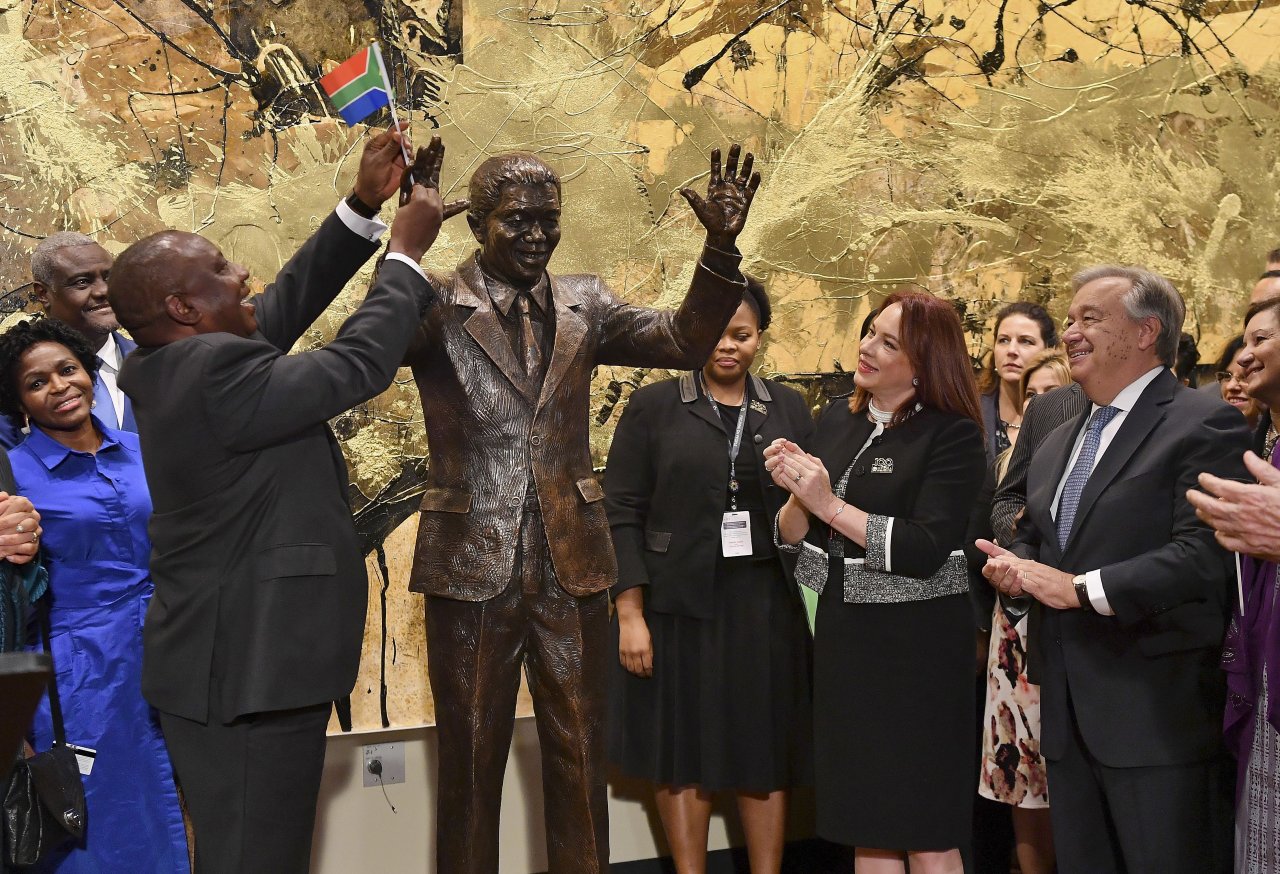 南非總統在聯合國總部 為曼德拉雕像揭幕
