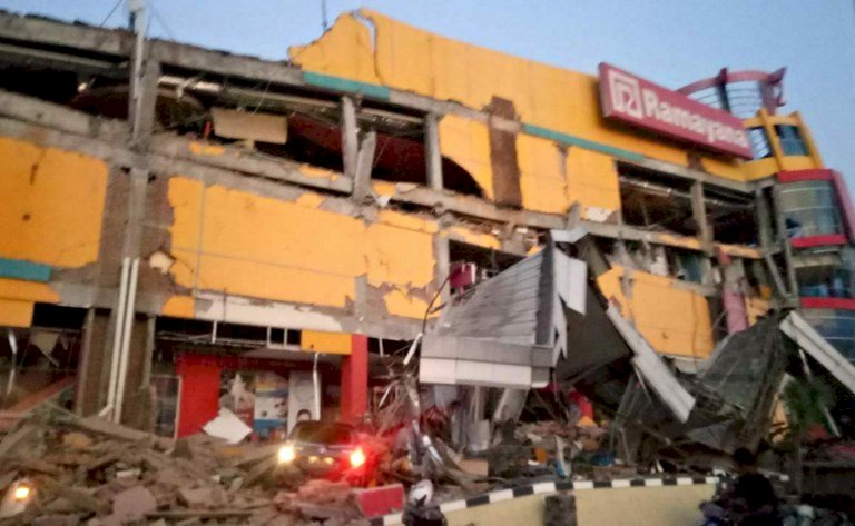 印尼蘇拉威西規模7.7強震 民眾驚恐奔逃