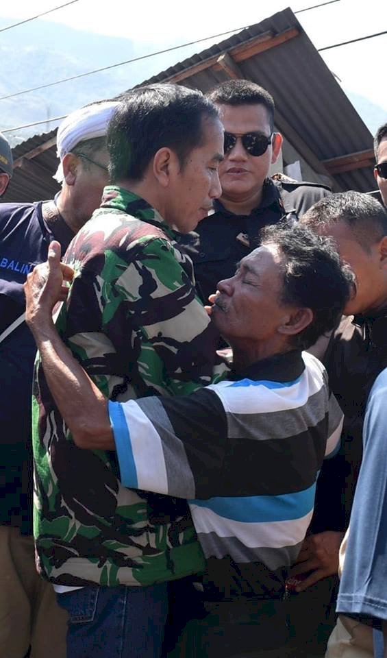 印尼強震海嘯 總統擁抱災民照片網路瘋傳