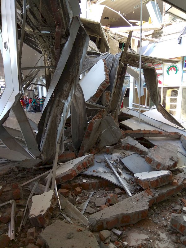 印尼強震增至844死 災區缺重機具與搜救人員