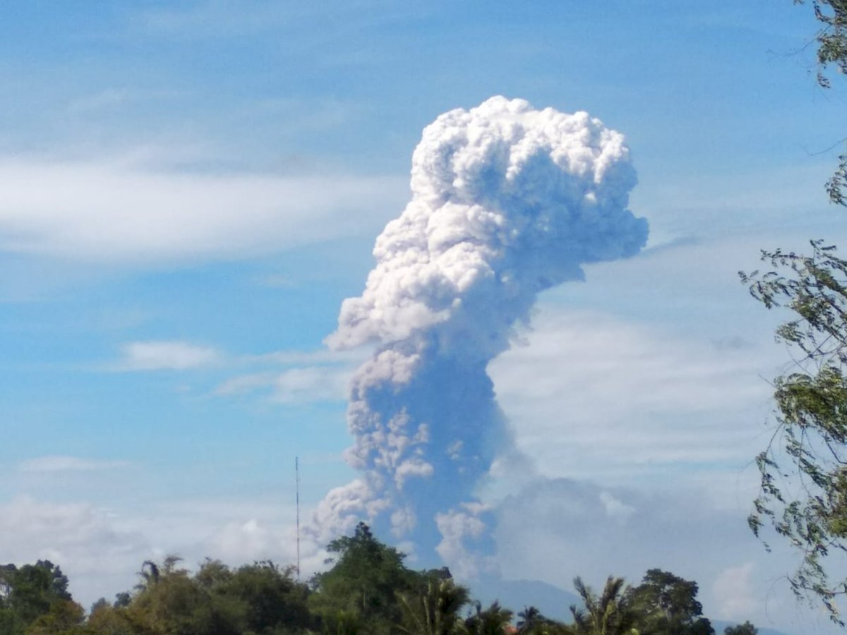 印尼蘇拉威西島禍不單行 火山爆發