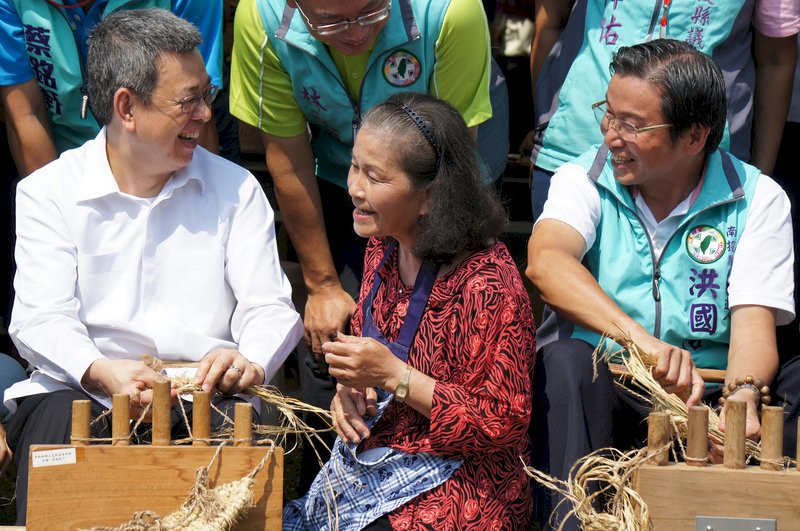副總統參加稻草工藝節 讚草鞋編織出類拔萃
