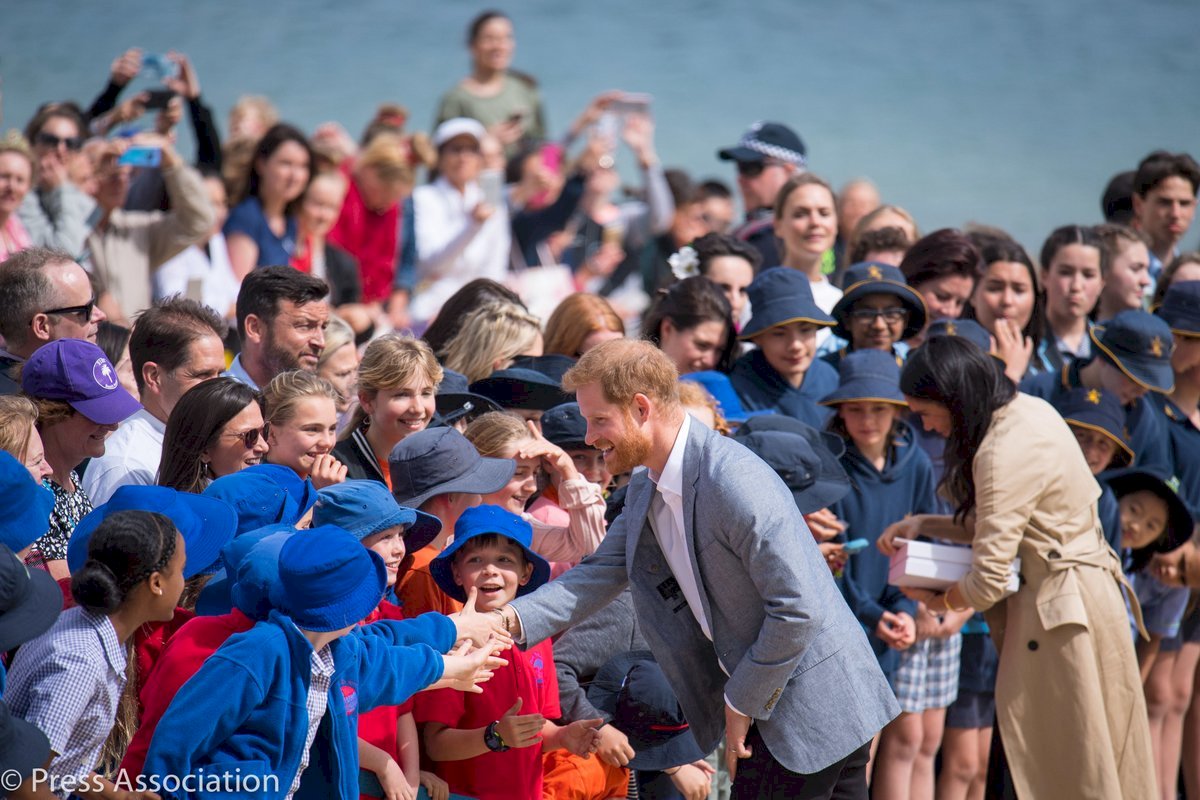 哈利王子偕孕妻訪澳洲 舉手投足好吸睛