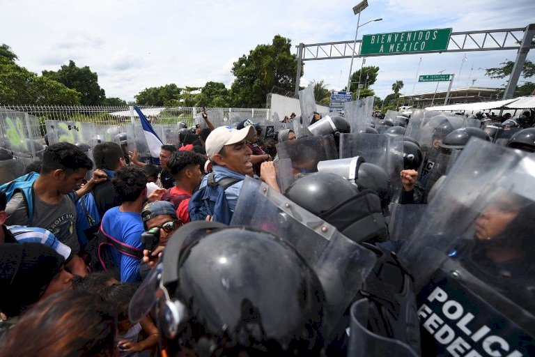 移民車隊企圖強闖邊界 與墨國鎮暴警衝突