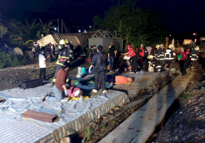 普悠瑪號蘇澳翻覆 台鐵證實17人死亡
