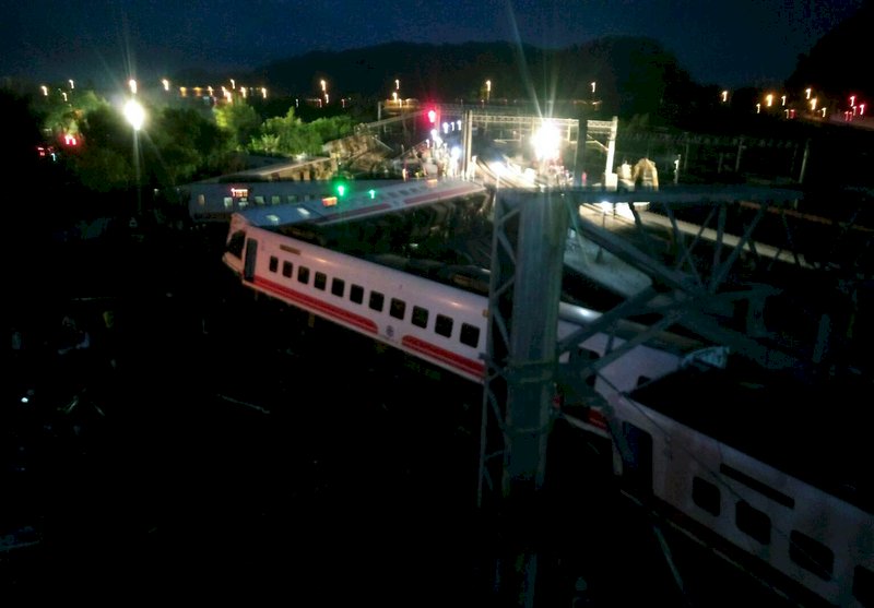 台鐵列車翻覆意外 總統指示全力搶救