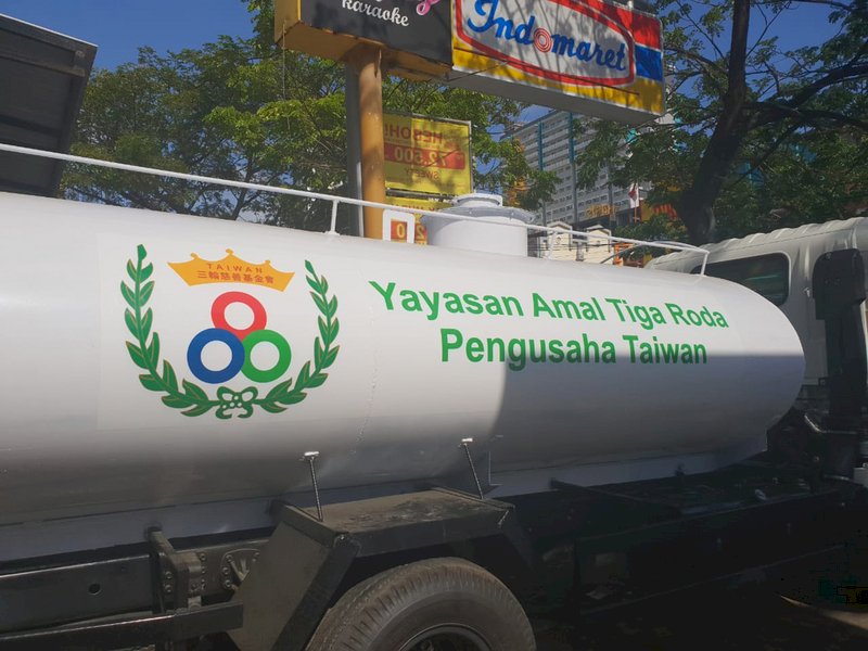 地震海嘯重創印尼巴路 台商捐贈水車抵災區