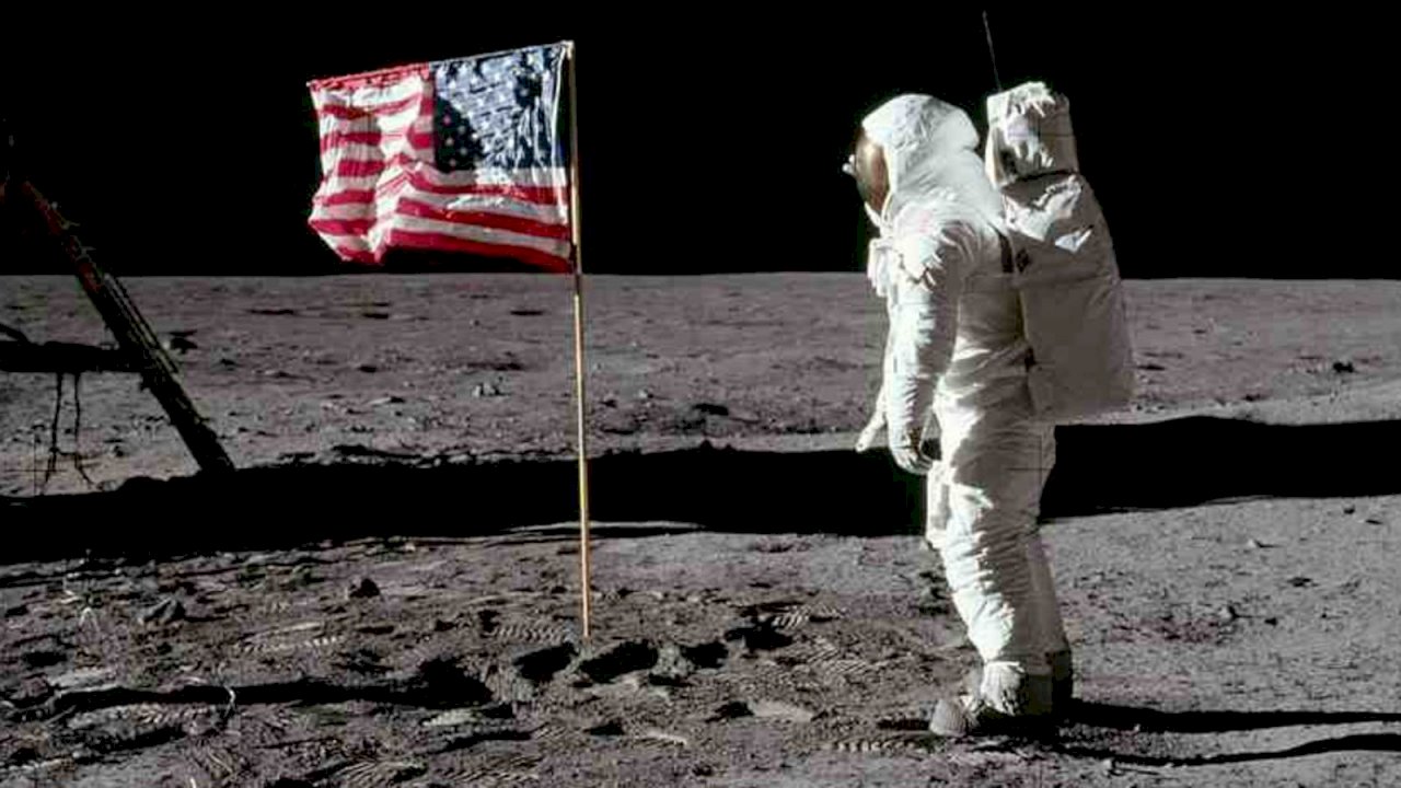 太空人阿姆斯壯 登月帶美國國旗估拍破百萬