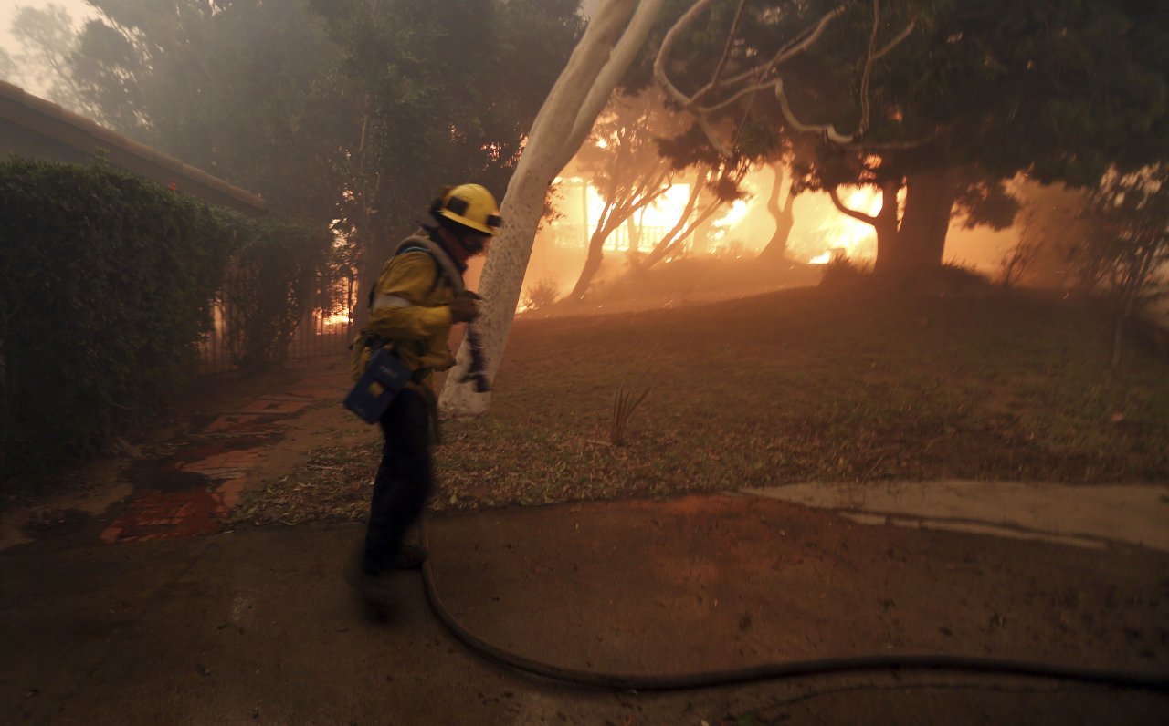 加州南北野火 增至66死、631失蹤