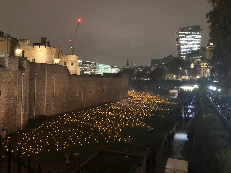 紀念終戰百年 倫敦塔點亮上萬火炬悼亡魂