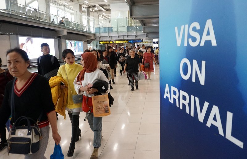 泰國內閣通過 旅客落地簽免費延至4月底