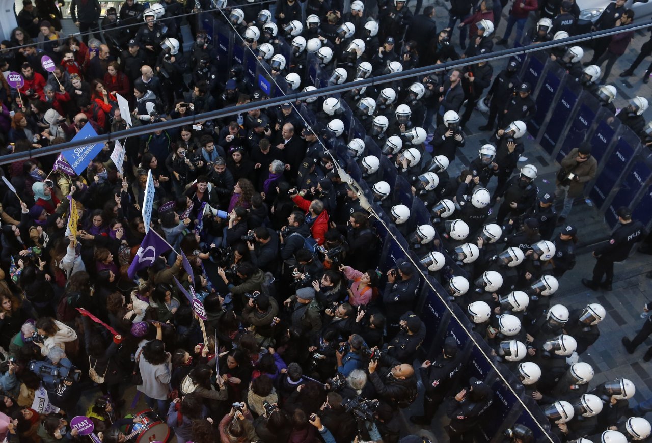 土耳其反女性暴力示威 遭鎮暴警催淚瓦斯伺候