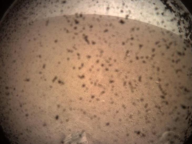 洞察號成功登陸火星 傳回首張照片