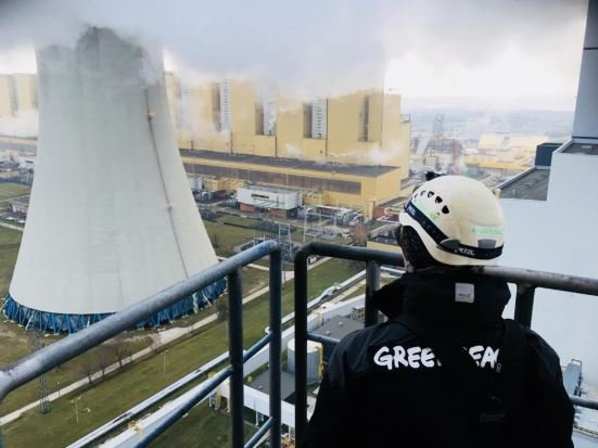 抗議空污 綠色和平人士爬上波蘭最大燃煤電廠