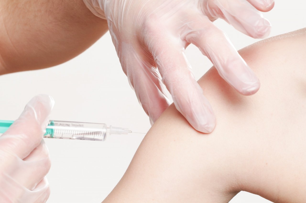 南市衛生局澄清：含高端在內  流感疫苗校園隨機施打