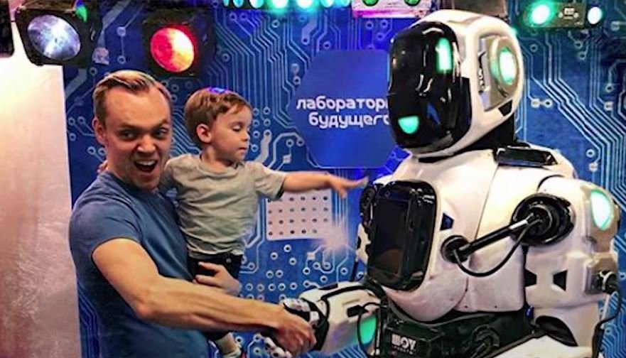 俄最先進機器人 網民：原來是真人演出