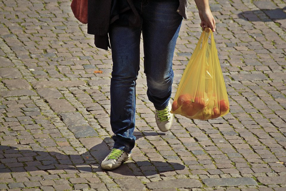 龜岡市擬禁用塑膠購物袋 可能創日本首例