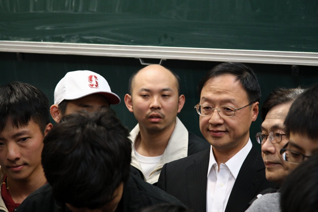 江宜樺台大演講 遭抗議學生包圍中斷演講