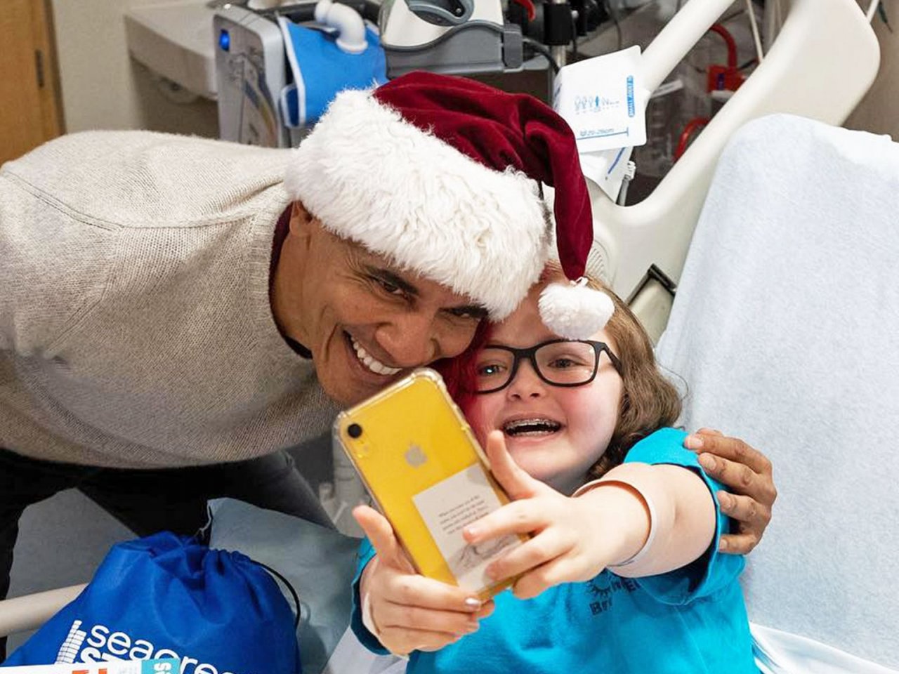 歐巴馬扮聖誕老人 現身醫院訪病童