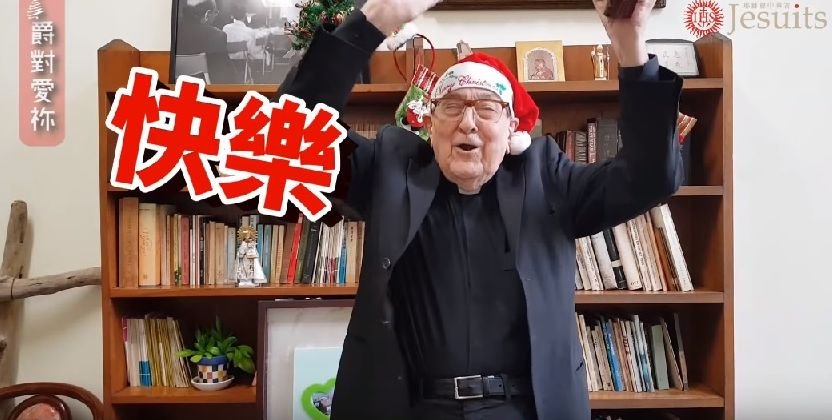 百歲神父高唱聖誕歌 網友大讚很可愛
