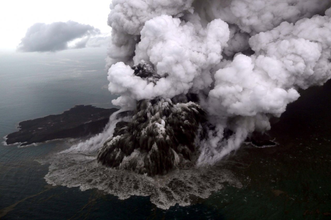 高度剩不到1/3 印尼火山引發海嘯後大縮水