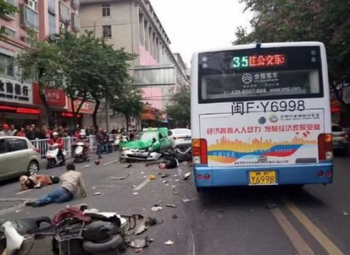 福建公車遭劫持沿街衝撞 5死21傷