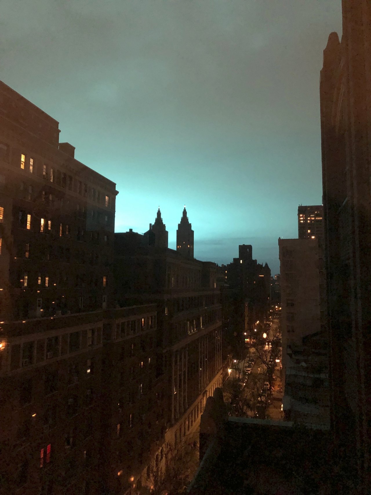 神秘藍光籠罩紐約夜空 警方推文揭謎底