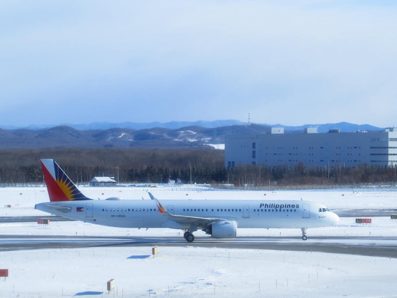 雪襲日本關東地區 至少141航班停飛