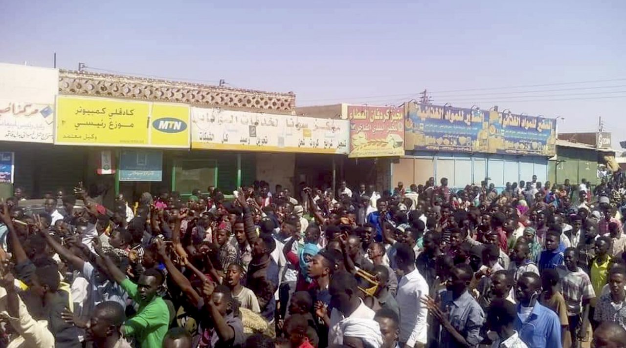 軍方拉下萬年總統接掌蘇丹 民眾失望抗議潮不散