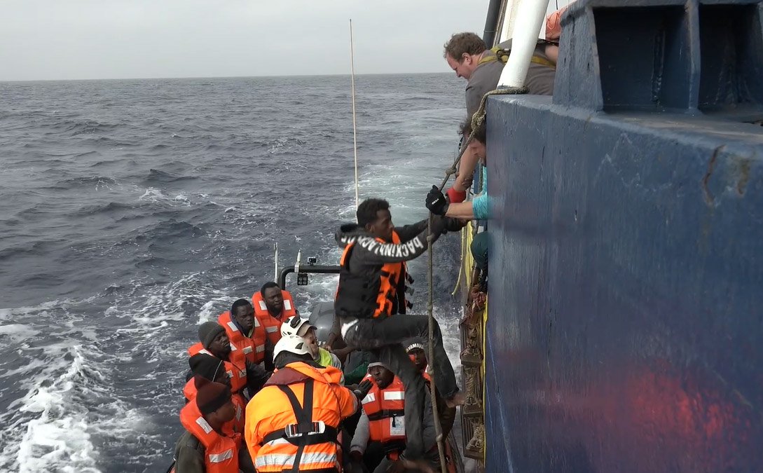 救援船隻拚命救海上難民 沒有國家願意收