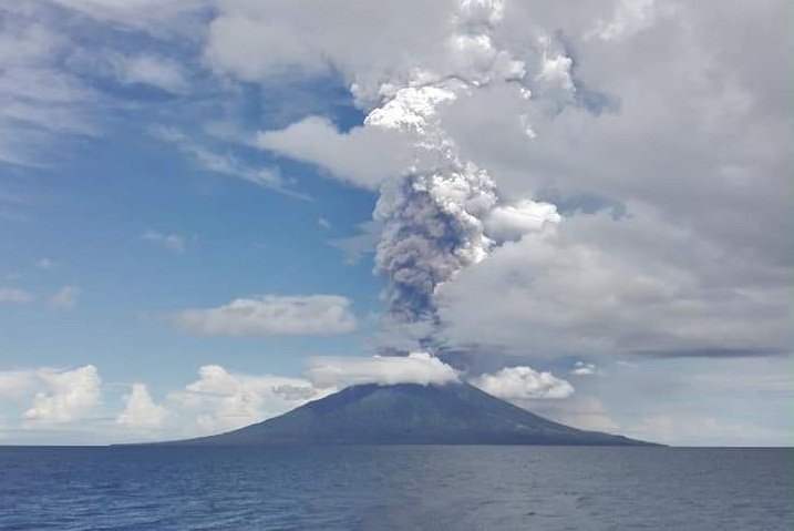 巴紐馬納姆島火山噴發 火山岩空降附近村莊