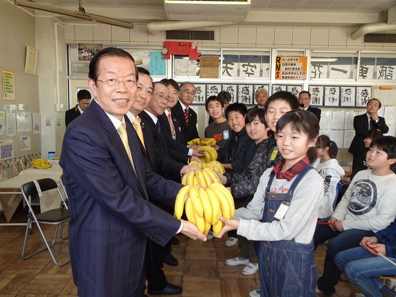 謝長廷致贈香蕉 日學童：希望多了解台灣